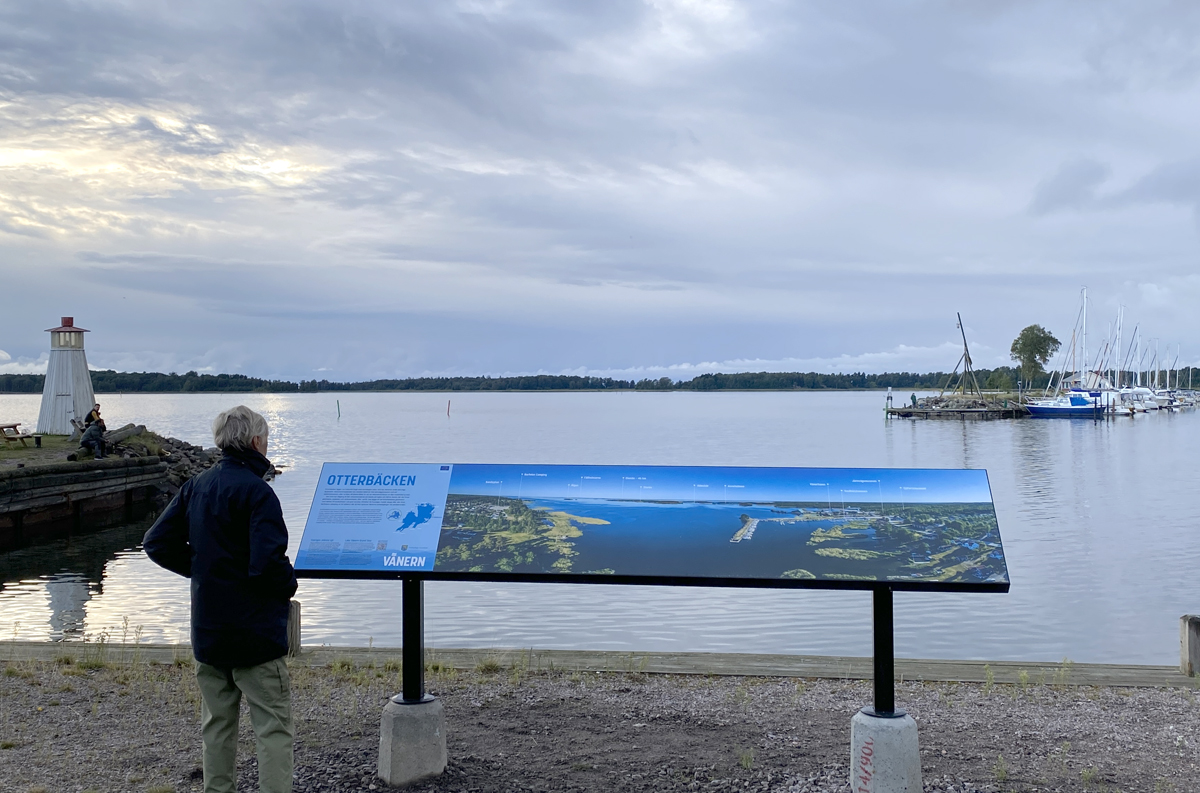 En informationsskylt har placerats vi Badängsparkens hamnbassäng