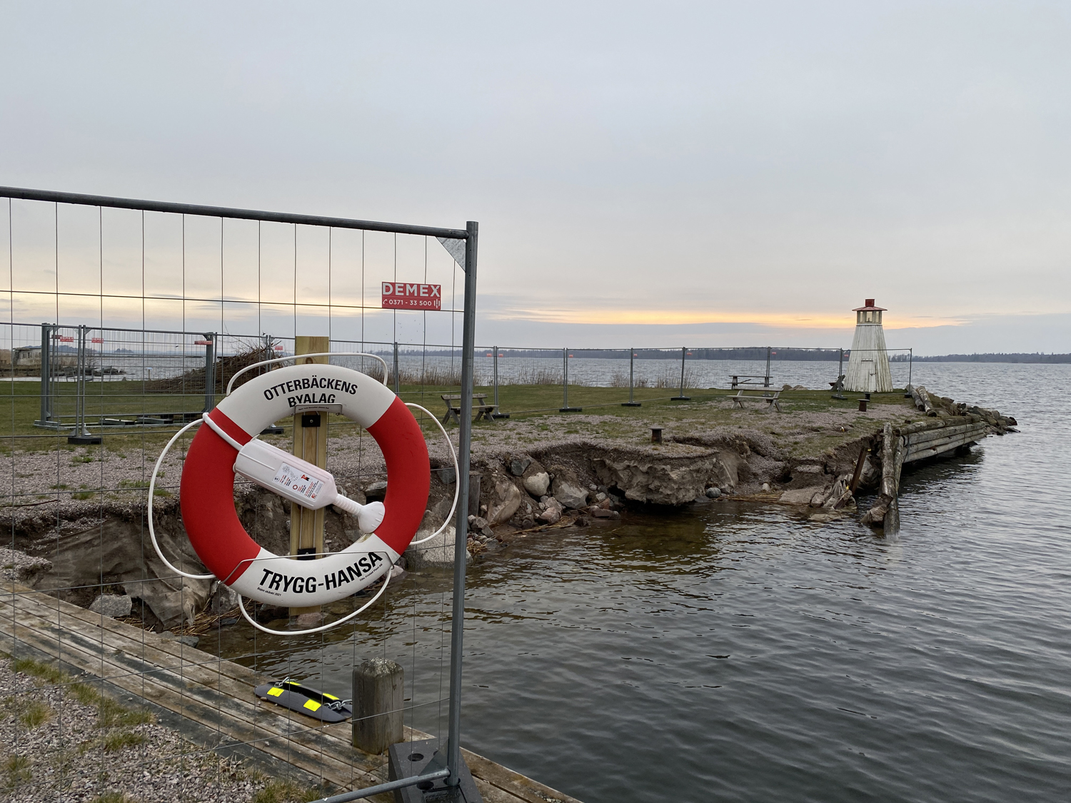 Byalaget har hängt upp en livboj i anslutning till den raserade kajen