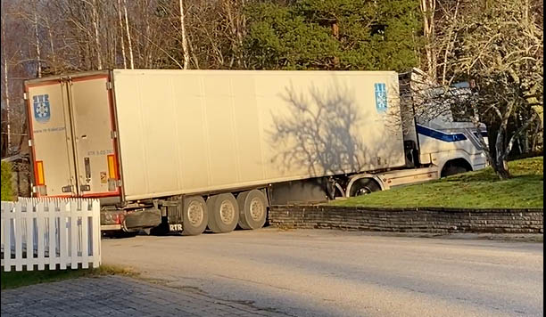 Lasbil som försöker ta sig upp till RV26