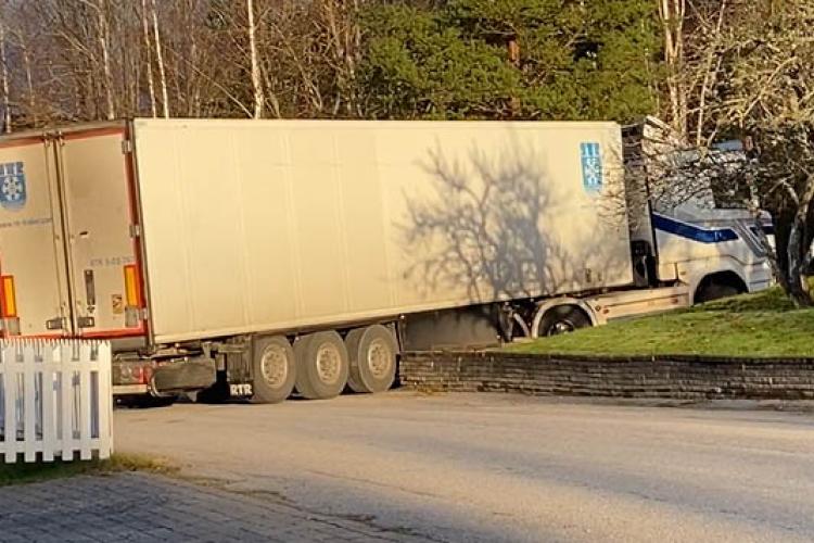 Lasbil som försöker ta sig upp till RV26