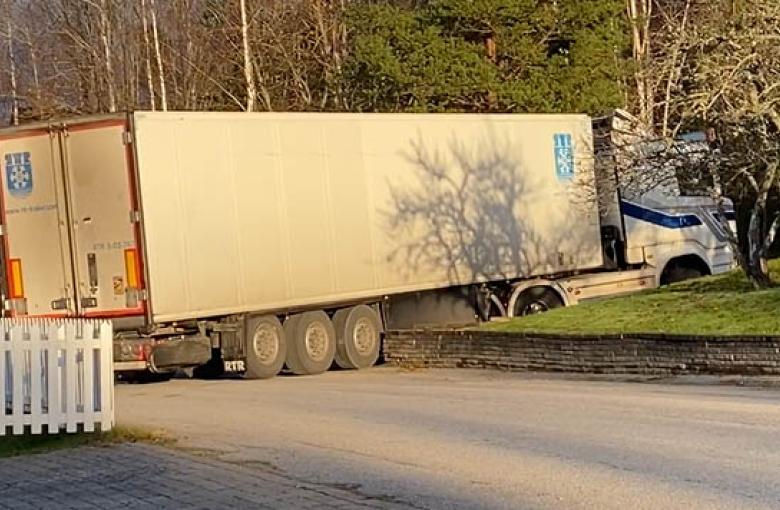 Lasbil som försöker ta sig upp till RV26